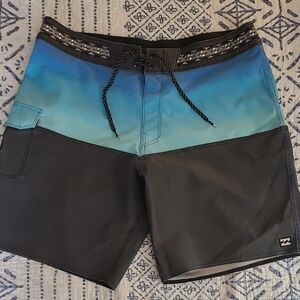 Billabong Gradient Blue and Black Board Shorts Size Mens 36